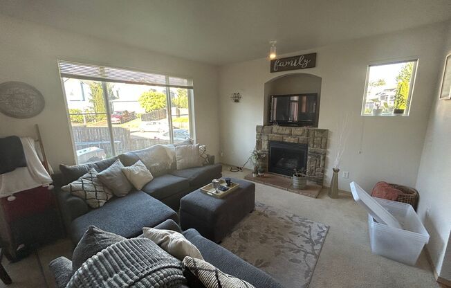 4B, 2.5BA Pet-friendly home w/2-car garage in Whitman Court -Renton, $3,500 per month