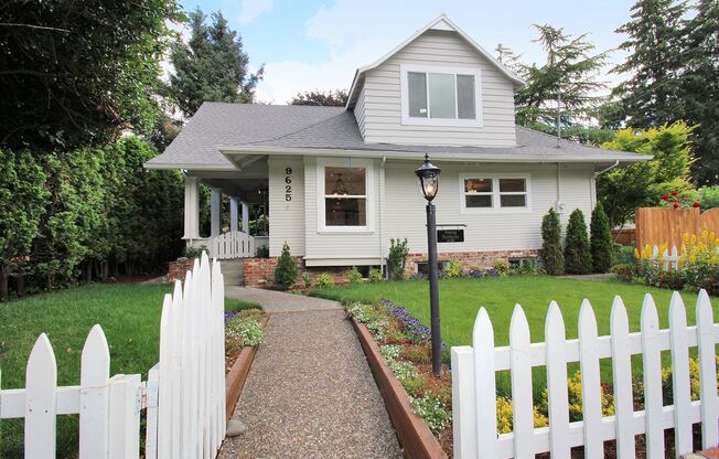 Beautifully Restored Historic 1920’s 5+ Bedroom Farmhouse – Tigard