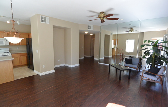 1st Flr Condo 2 Bed W/Den - Gated Community In NW