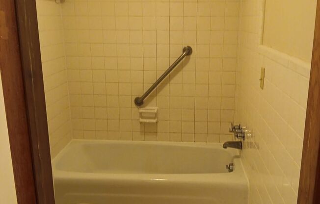 2 beds, 1 bath, 950 sqft, $1,085, Unit K19 Manor