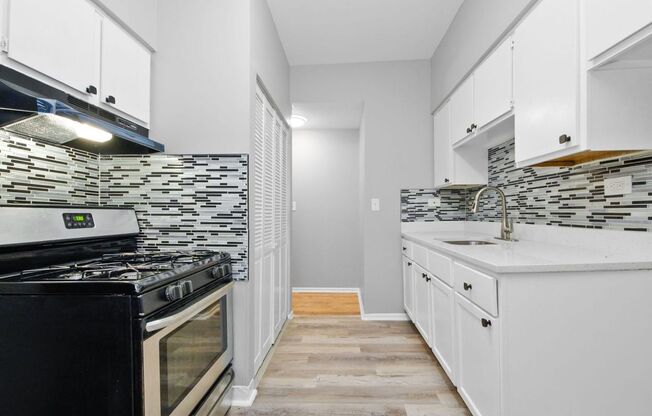 2 beds, 1 bath, 675 sqft, $1,595, Unit 4244 1/2 - 2E