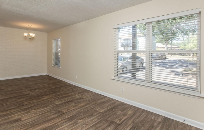 2 beds, 1 bath, 715 sqft, $918