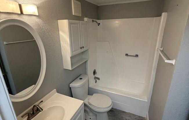 1 bed, 1 bath, 700 sqft, $1,150, Unit Unit 33