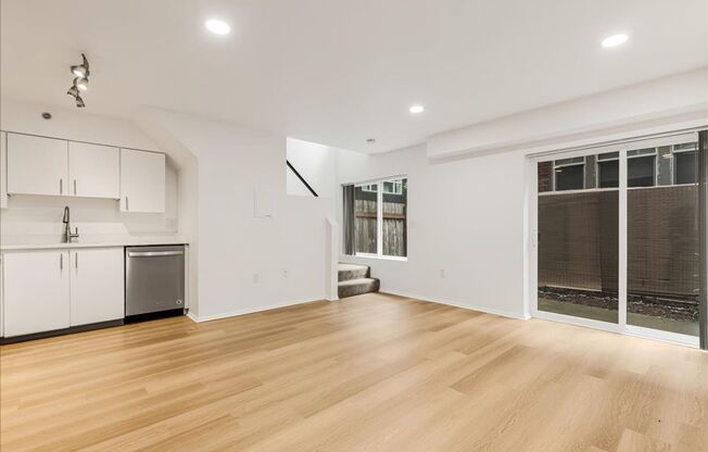 1 bed, 1 bath, 696 sqft, $1,700, Unit 215