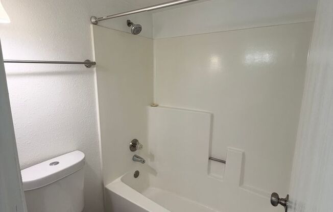 2 beds, 2 baths, 950 sqft, $1,275, Unit 201