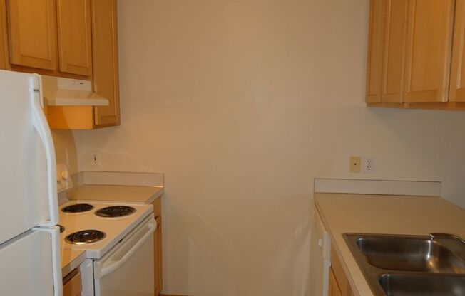 2 beds, 1 bath, $1,500, Unit Unit 12