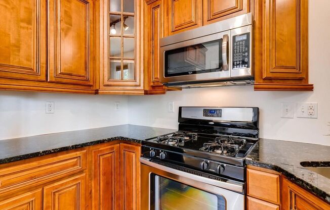 Craftsman-style bungalow in Sunnyside FOR RENT!