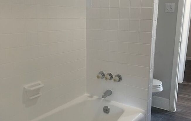3 beds, 2 baths, 1,256 sqft, $1,550, Unit 07-0702 WD