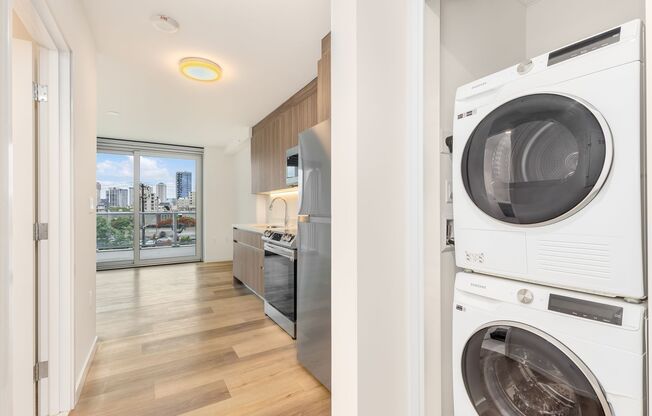 Urban Living w/Amenities - Studio w/1ba/1pkg PETS NEGOTIABLE!