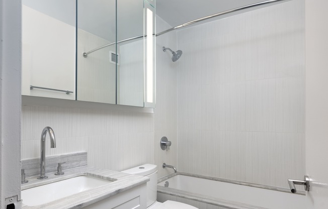 2 beds, 2 baths, $8,850, Unit 5E