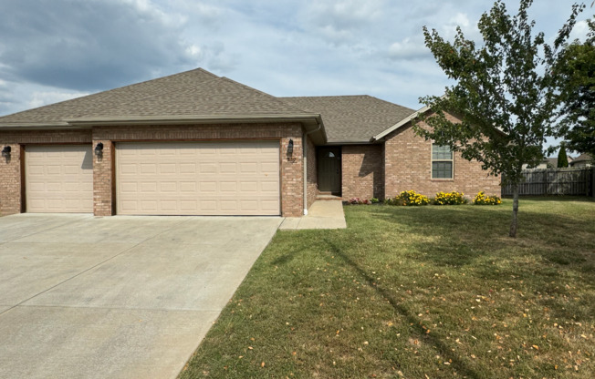 NEW 4 Bedroom | 2 Bathroom | 3 Car Garage HOME -- 1800 sqft, 1 Small Pet WELCOME!