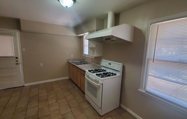 3 beds, 1 bath, $1,550