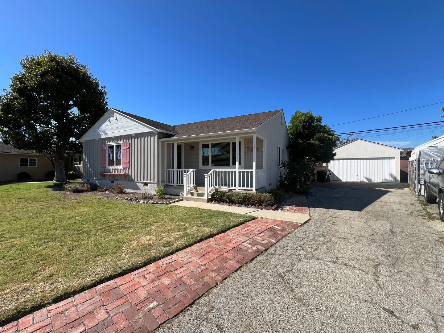 Clean and comfortable 3 bedroom available in Long Beach