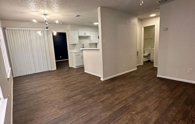 2 beds, 1 bath, 837 sqft, $1,040, Unit 407