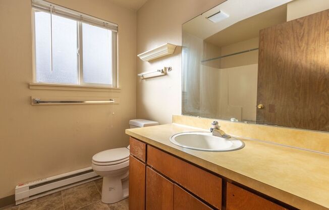 2 beds, 1 bath, $1,400, Unit #3