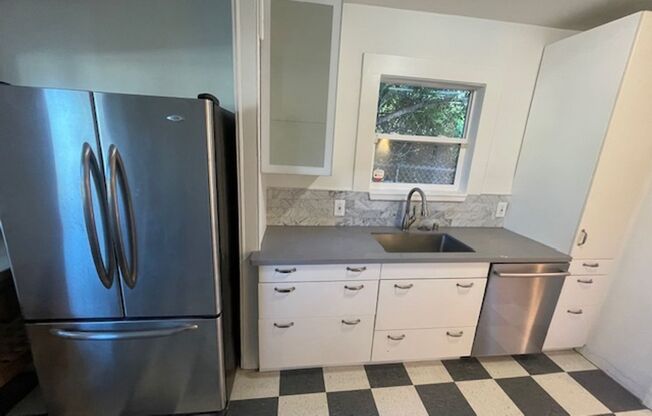 Great House in Oakland with a yard! 2 Beds, 1 Bath