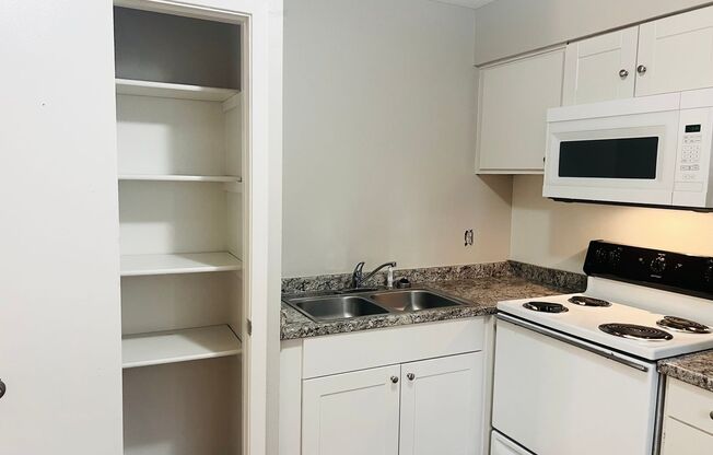 Studio, 1 bath, 494 sqft, $690, Unit 33