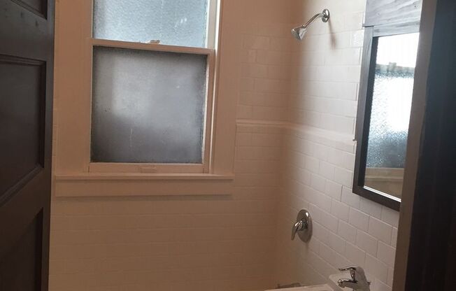 2 beds, 1 bath, $1,275, Unit 3059 N Maryland Ave B, Milwaukee, WI 53211