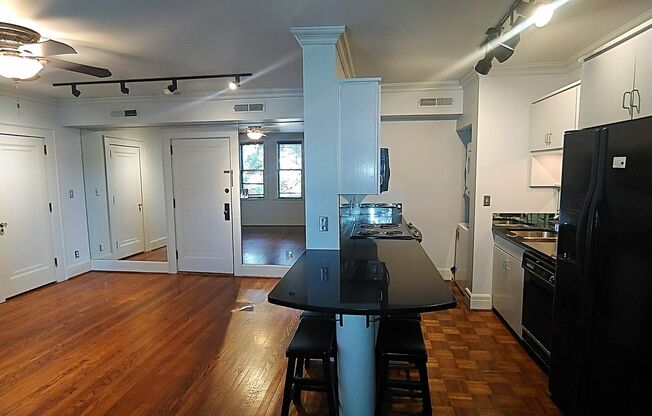 Historic Highland Plaza Efficiency / Studio Apartment!