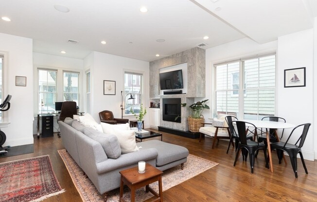 585 E 7 ST
