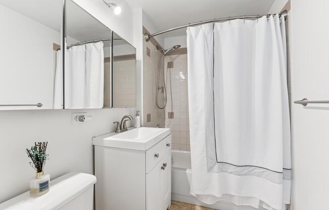 1 bed, 1 bath, 819 sqft, $5,000, Unit PH4D