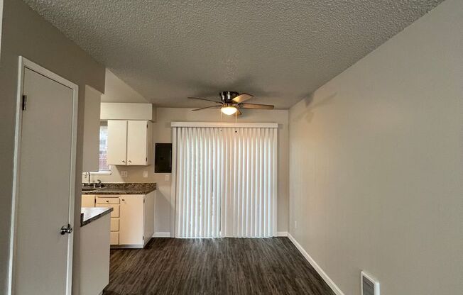 2 beds, 1 bath, 864 sqft, $1,450, Unit 17