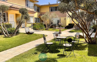 3172 S BARRINGTON AVE