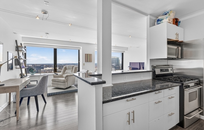 1 bed, 1 bath, 862 sqft, $4,100, Unit 33E