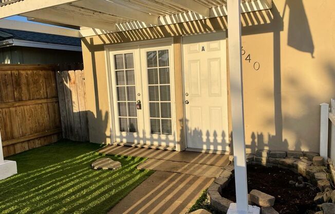 3 BD 1 BA- 1/2 duplex 6 Blocks From Beach Fenced Front & Backyard