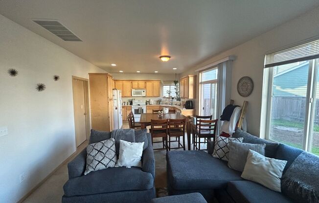 4B, 2.5BA Pet-friendly home w/2-car garage in Whitman Court -Renton, $3,500 per month