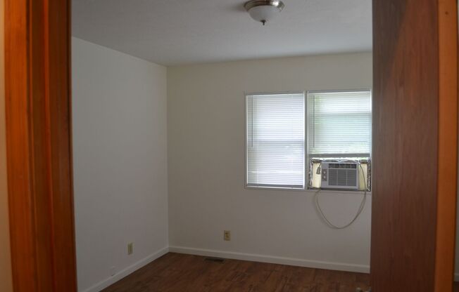 2 beds, 1 bath, $1,150, Unit 812 W 11th St Apt 2