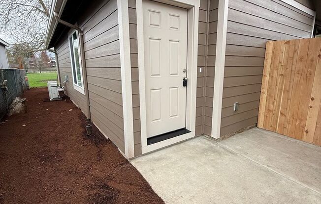 Modern Luxury 1 Bedroom with Open Kitchen & Private Yard- RENT SPECIAL