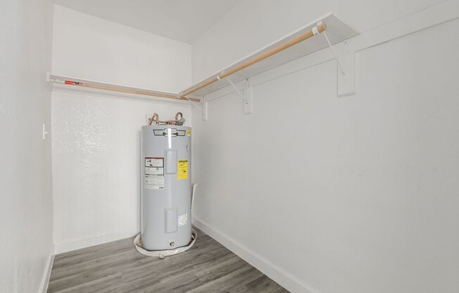 2 beds, 1 bath, 880 sqft, $1,199, Unit 232