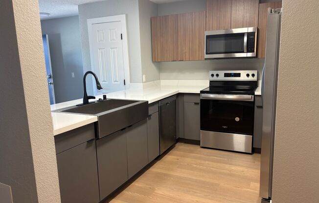1 bed, 1 bath, 671 sqft, $2,460, Unit H027