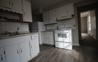 Studio, 1 bath, 700 sqft, $775, Unit 37.5 Avondale, Upper