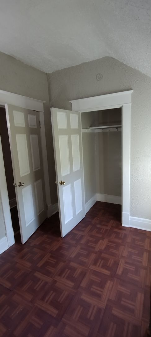 3 beds, 1 bath, $1,400, Unit 3