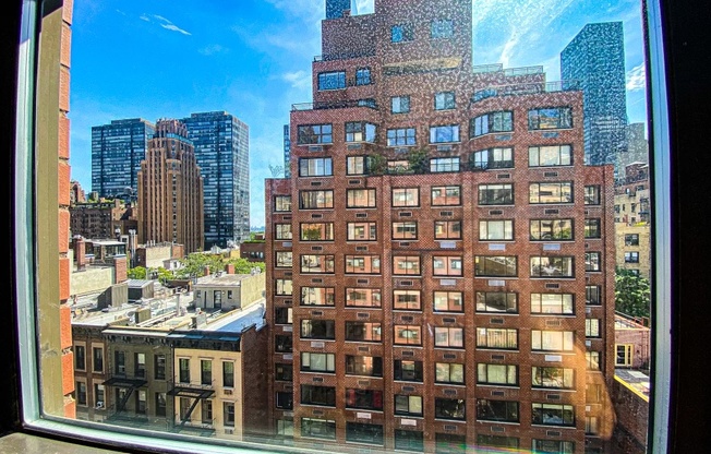 335 E 51 ST