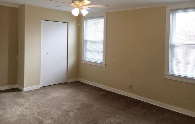 2 beds, 1 bath, $1,230, Unit 609 Delaware Ave.