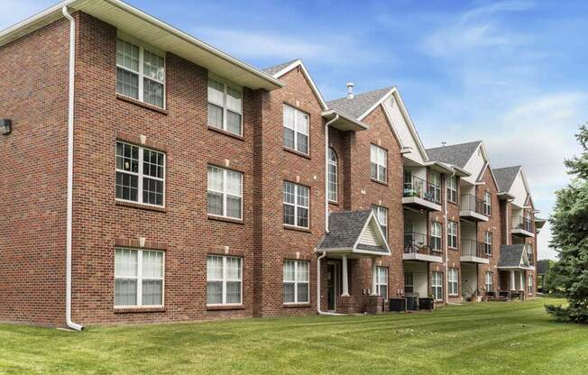 Exterior view of Williamsburg Park Apartments