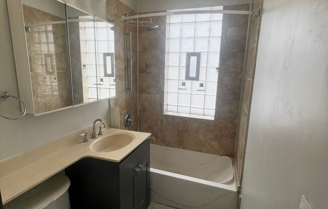 2 beds, 1 bath, 916 sqft, $2,190, Unit 2844-1N