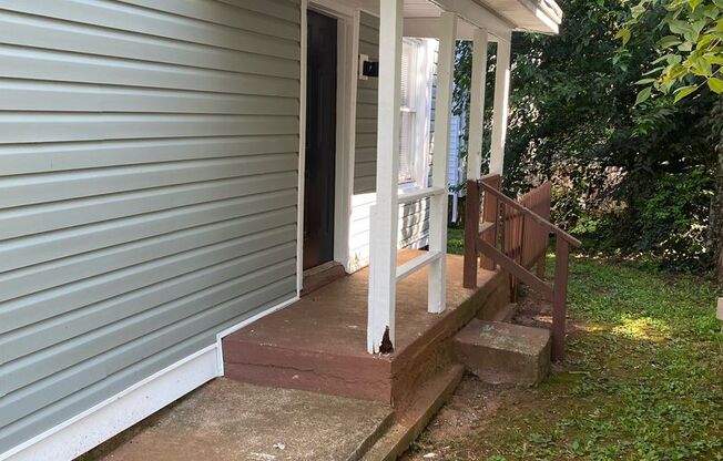 2 Bedroom Duplex off of Rivermont Ave.