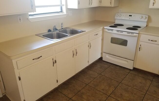 2 beds, 1 bath, 821 sqft, $895, Unit C