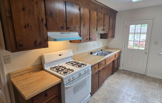 2 BR DUPLEX in Colonial Heights