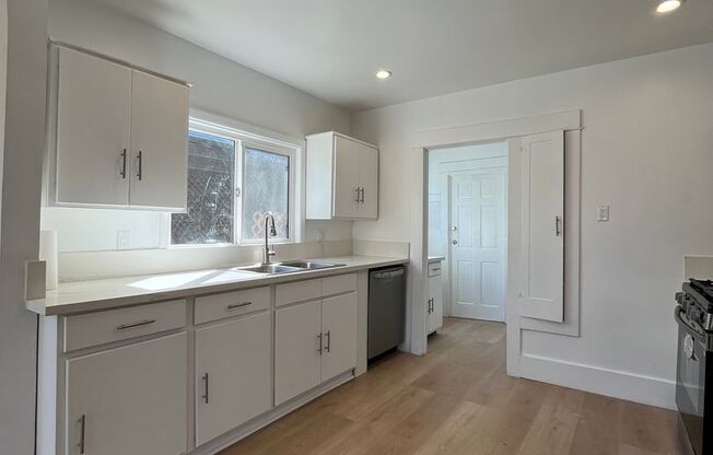 2+1 w/all appliances + garage in central LA location!