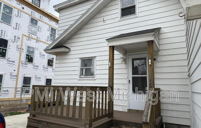 865 LEONARD ST NW