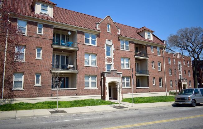 2 beds, 1 bath, 850 sqft, $1,595, Unit 420-15