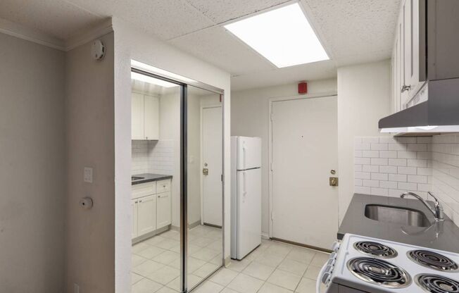 Studio, 1 bath, $1,550, Unit B09