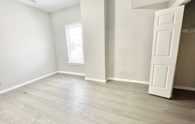 3 beds, 1 bath, $1,500, Unit 1726-02