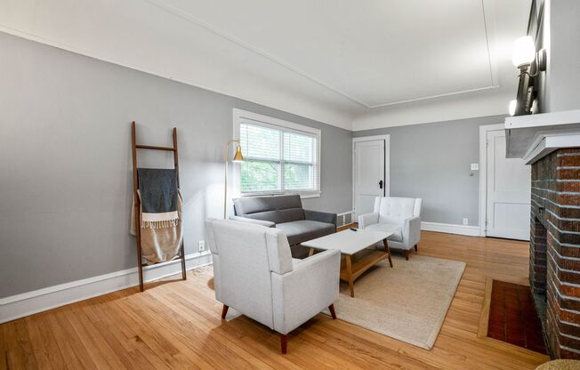 Rare quality UWM Flat , Walk to Campus!
