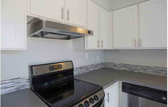 2 beds, 1 bath, 870 sqft, $1,575, Unit 77